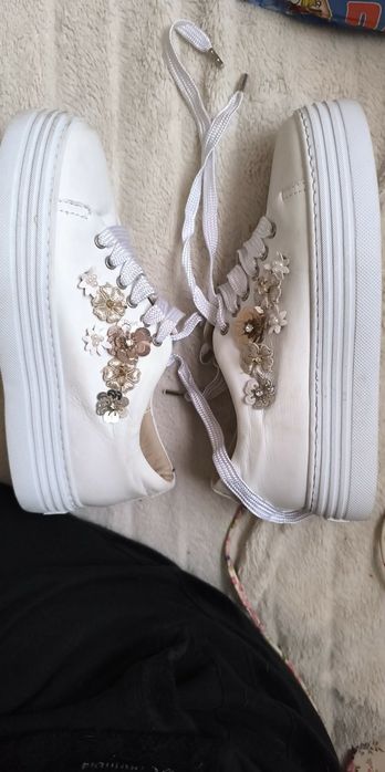 Бели кецове естествена кожа