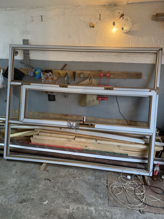 Пластиковая перегородка с дверным проёмом