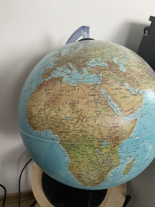 Светещ глобус на български език