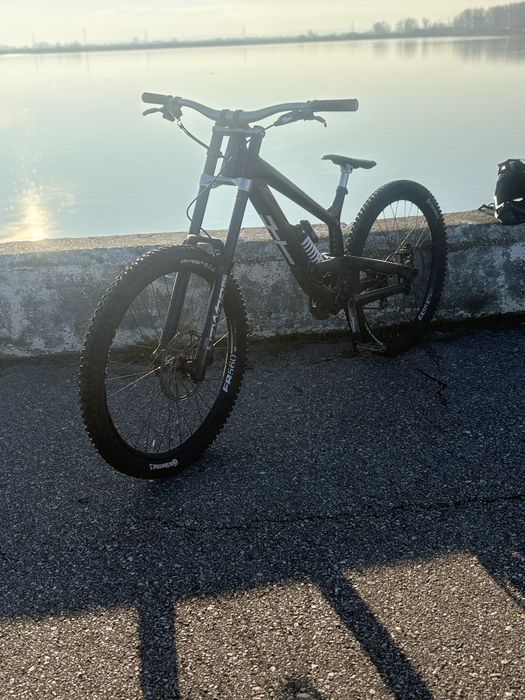 Dau la schimb sau vand rock shock boxxer