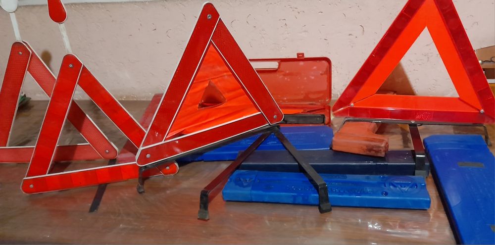 Аварийный знак и огнетушитель