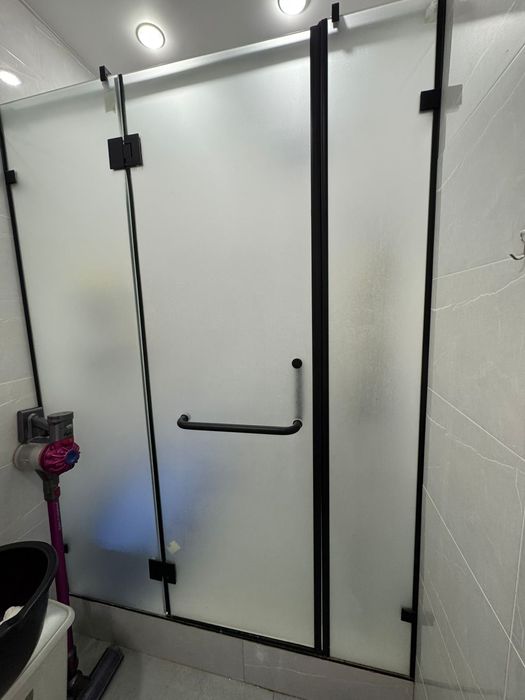 Душевая дверь из матового стекла с чёрным профилем