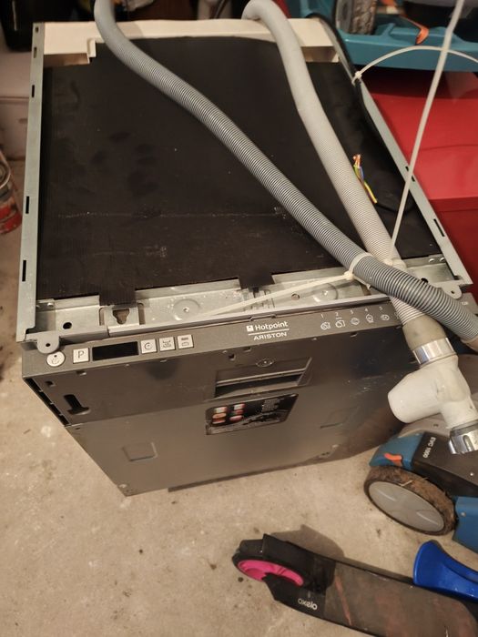 Съдомиялна за вграждане Ariston