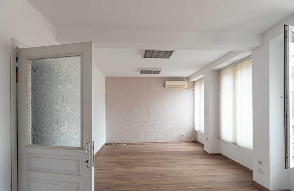 Дава се под наем Офис в Бургас, Център - 65 кв.м за 350 € - Снимка #2