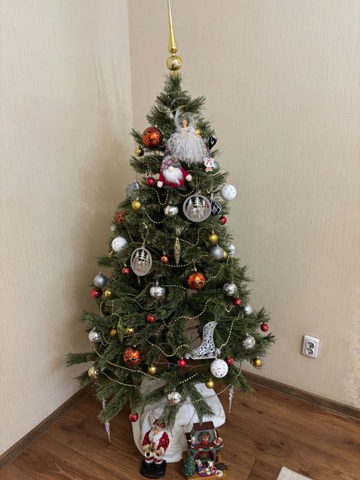 Продам новогоднюю елку с игрушками