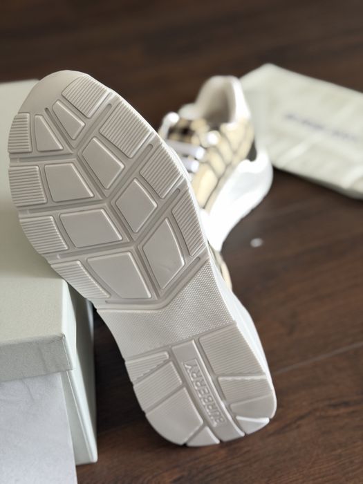 Обувки Burberry.