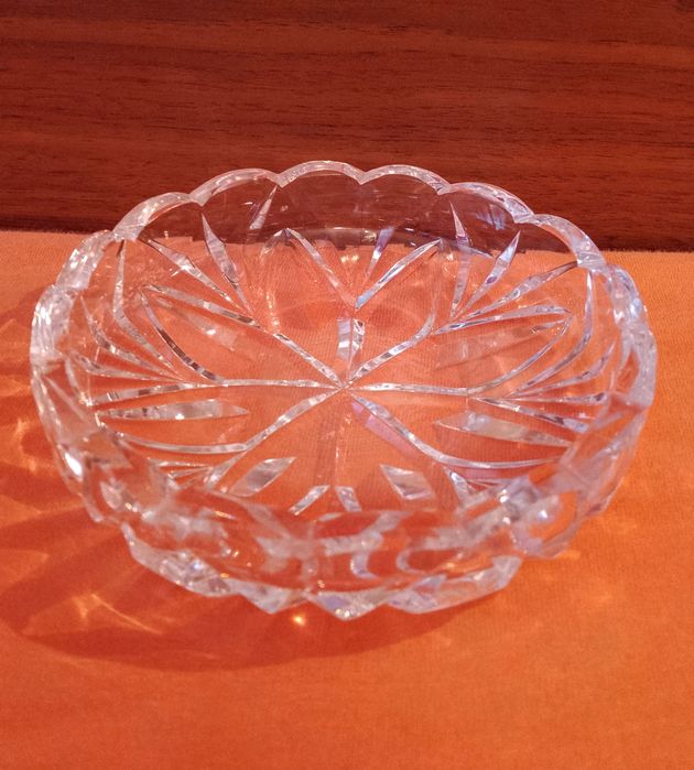 Два комплекта кристални чаши за вино и кристален пепелник