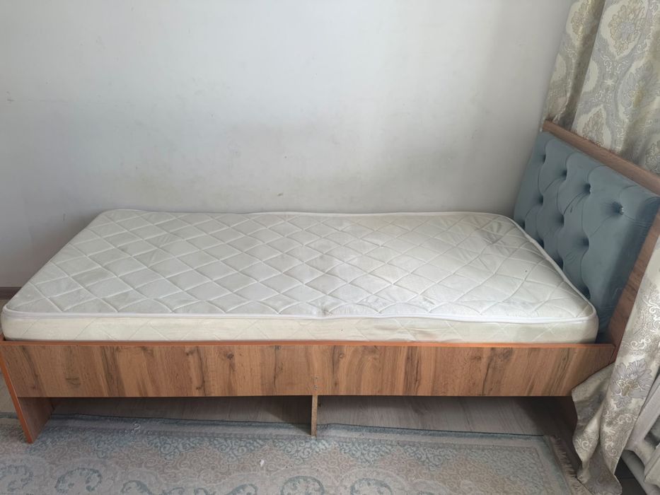 продаем кровать с матрасами
