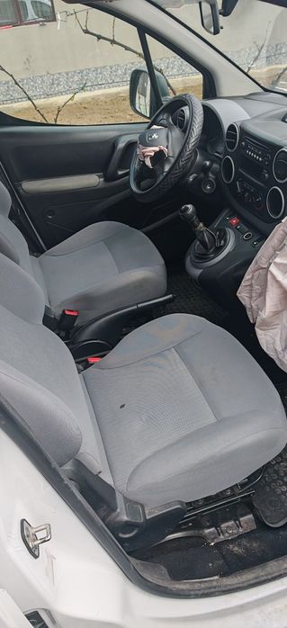 Vând Peugeot Partner avariat