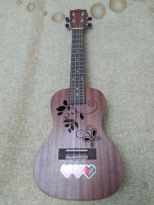 Продаем гитару Укулеле
