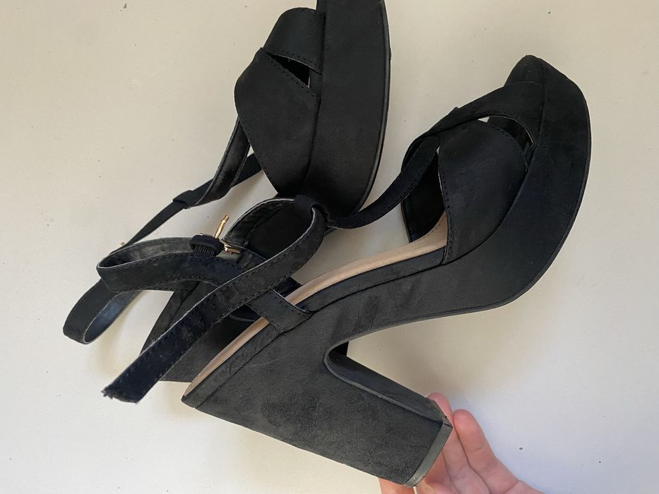 босоножки на каблуке черные продам