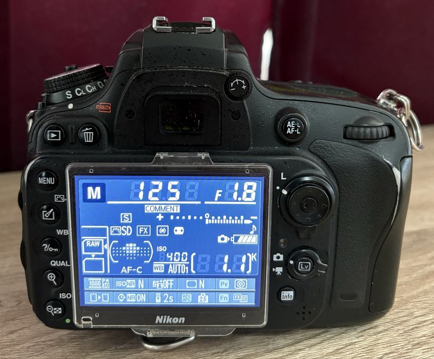 Nikon D 610 cu obiectiv Nikon fix 50 mm f 1.8