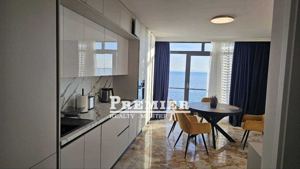 Луксозен 3 стаен апартамент 100м² на първа линия в Свети Влас
