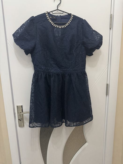 Дамска дантелена рокля с огърлица около деколтето