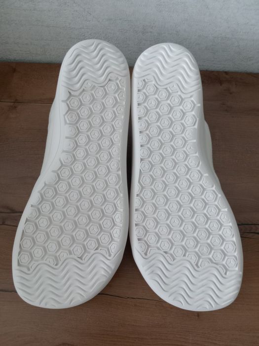 Кроссовки новые продам