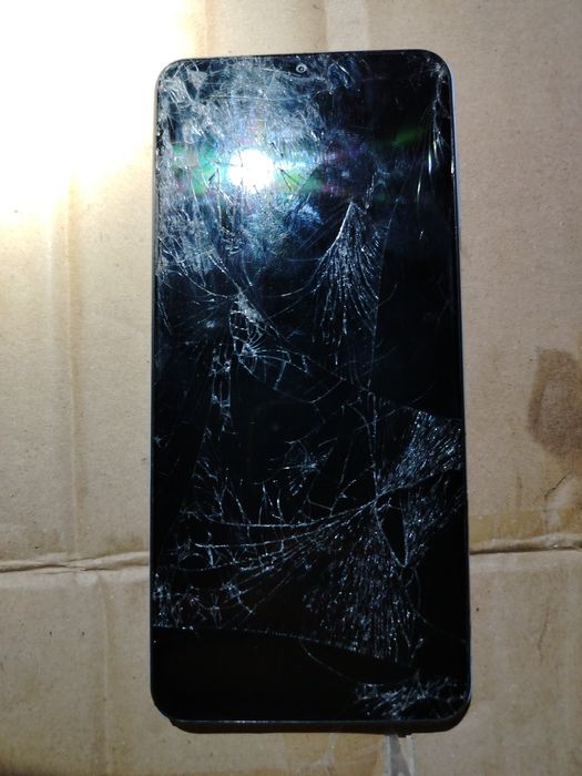 Samsung Galaxy A15 5G cu display-ul defect (spart). Vibrează, pornește, se aud sunete. Pentru piese