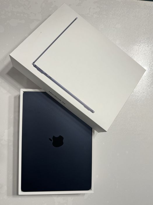 MacBook Air 13 inch M4 16GB/256GB + Husa premium inclusa