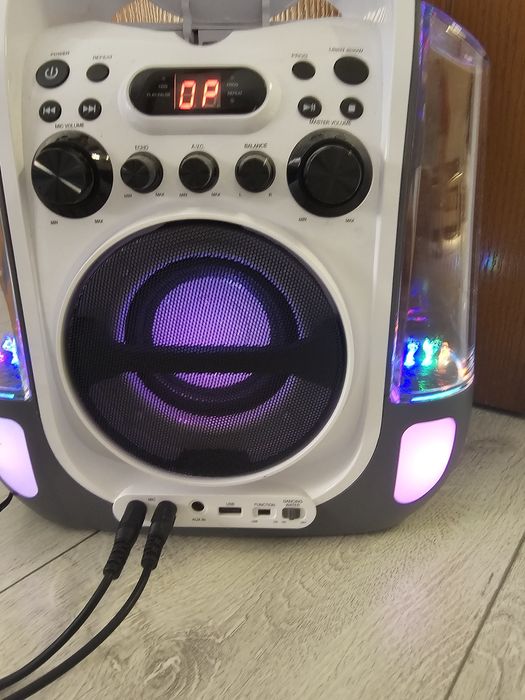 Boxă cu lumini și joc de apă