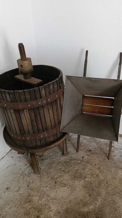 Storcător (presă, teasc) fontă + zdrobitor struguri inox, complete