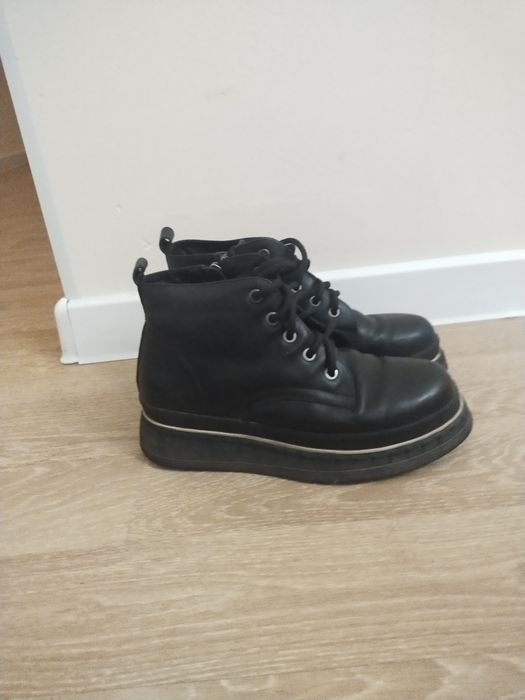 Продам женские ботинки