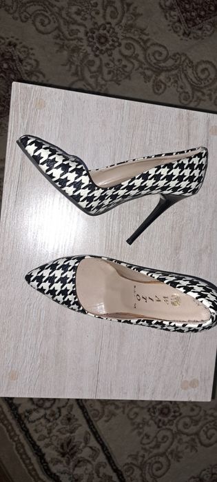 Продаётся туфли одета всего пару раз  размер 36-37 раз
