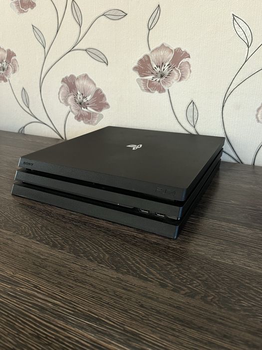 Ps4 pro 1T с 3 игри и джойстик