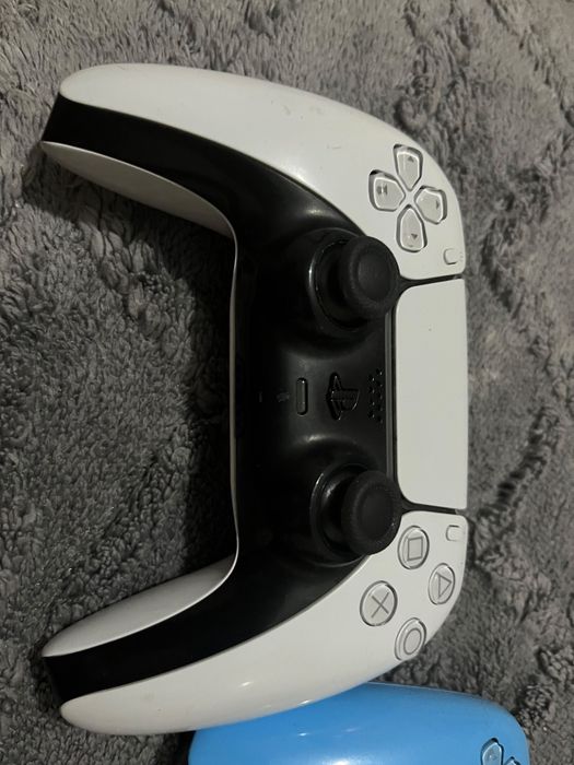 Два геймпада PlayStation 5 / Dualsens