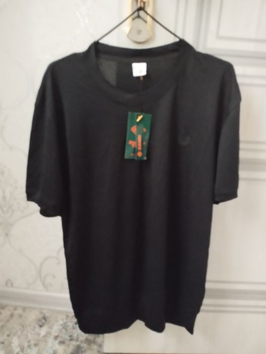 футболки 2 штуки.1 с воротником.2 без воротника.абсалютно новый.