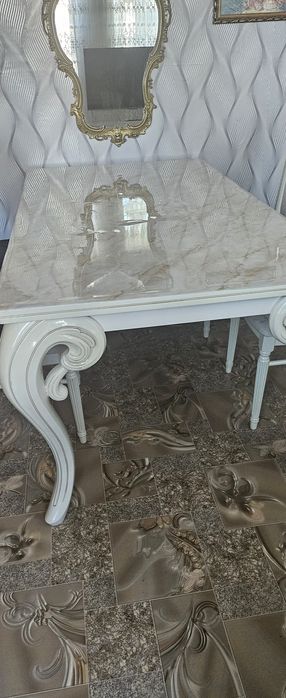 Продавам трапезна маса.