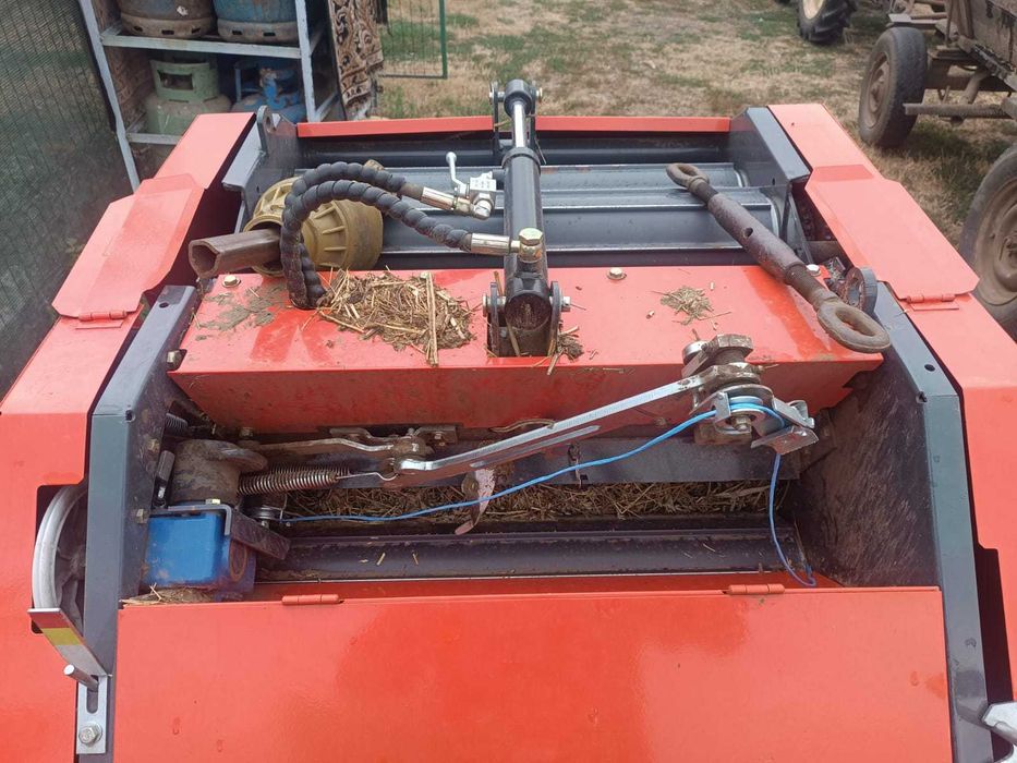 Vând presă baloți rotunzi