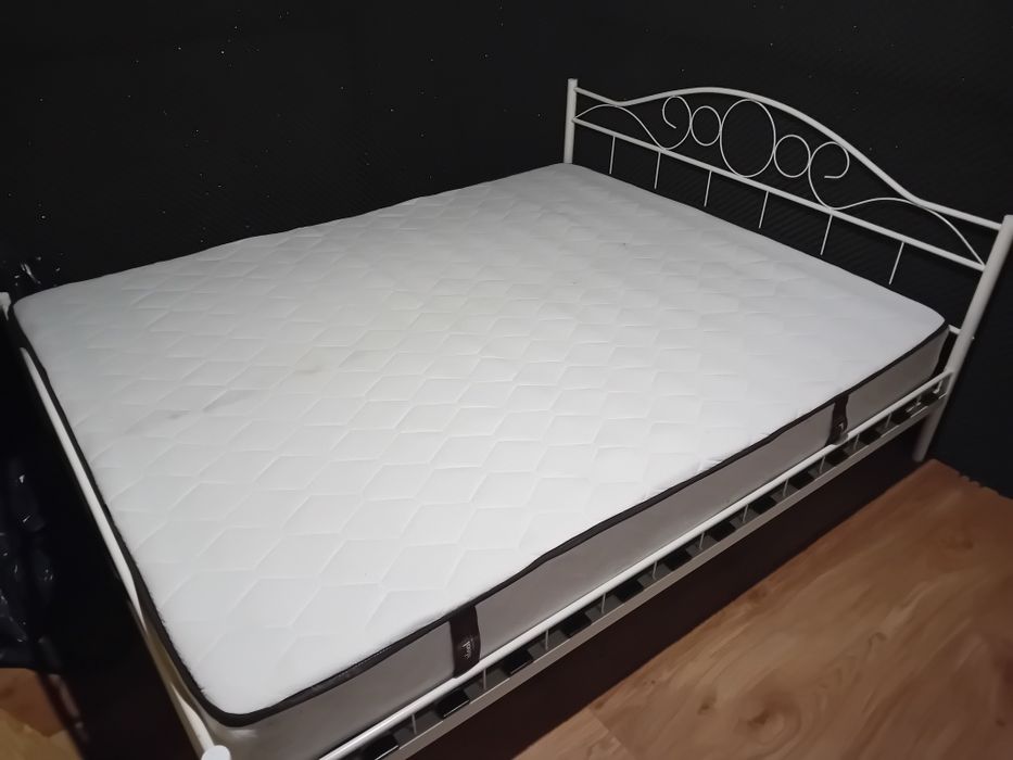 Pat Dublu Alb Metalic Plus Saltea 160x200 - Noptieră Cadou