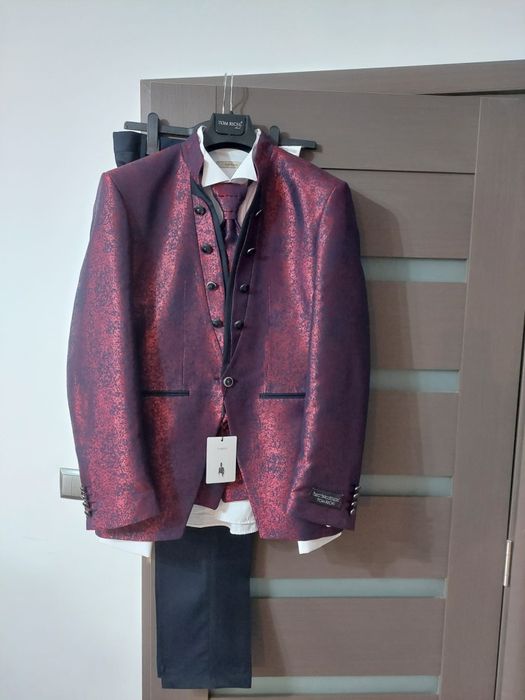 Costum de nunta.