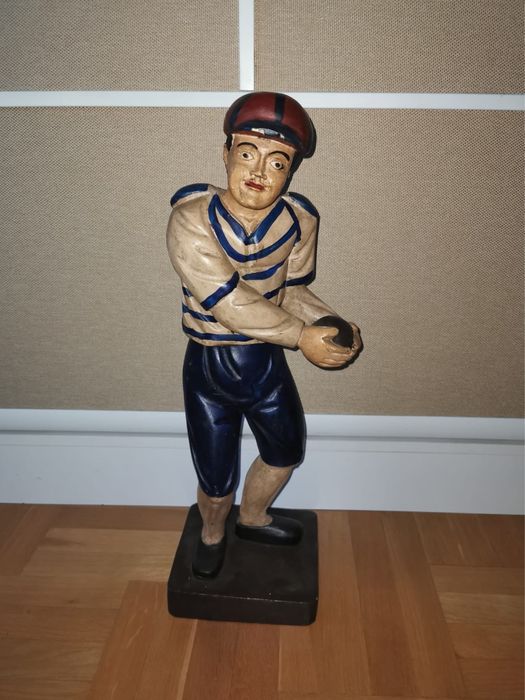 Антикварна дървена фигура на играч с топка от 20 те г. на миналия век