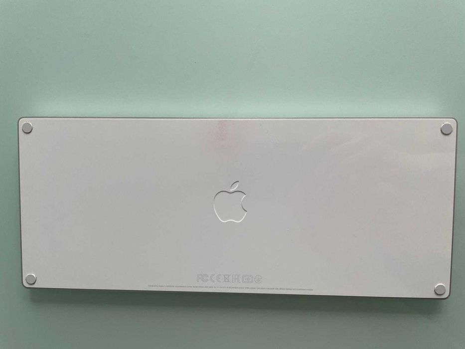 Vand tastatura Apple Magic Keyboard model A1644, cu bluetooth, baterie interna, cablu de incarcare, in stare foarte buna