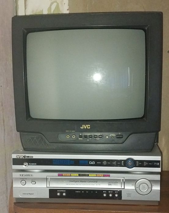 Телевизор JVC + DVD + Видео плеер 3 в одном.