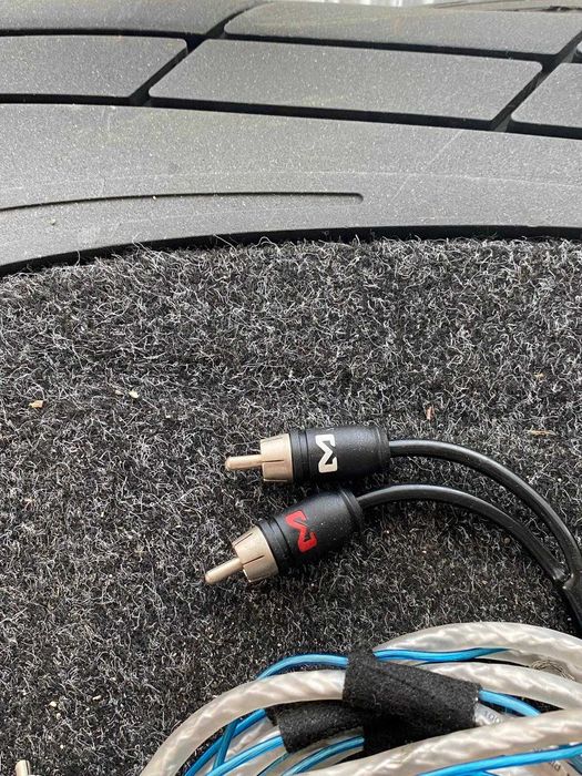 Vand Subwoofer JBL + statie auto vibe ofer si kit instalare si montaj