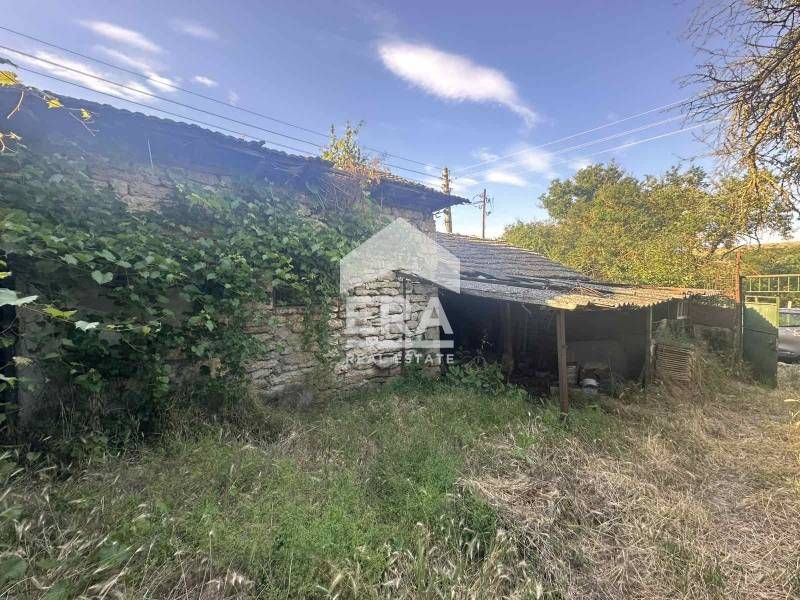 Ексклузивна, едноетажна, каменна къща за продажба, с голям двор и две