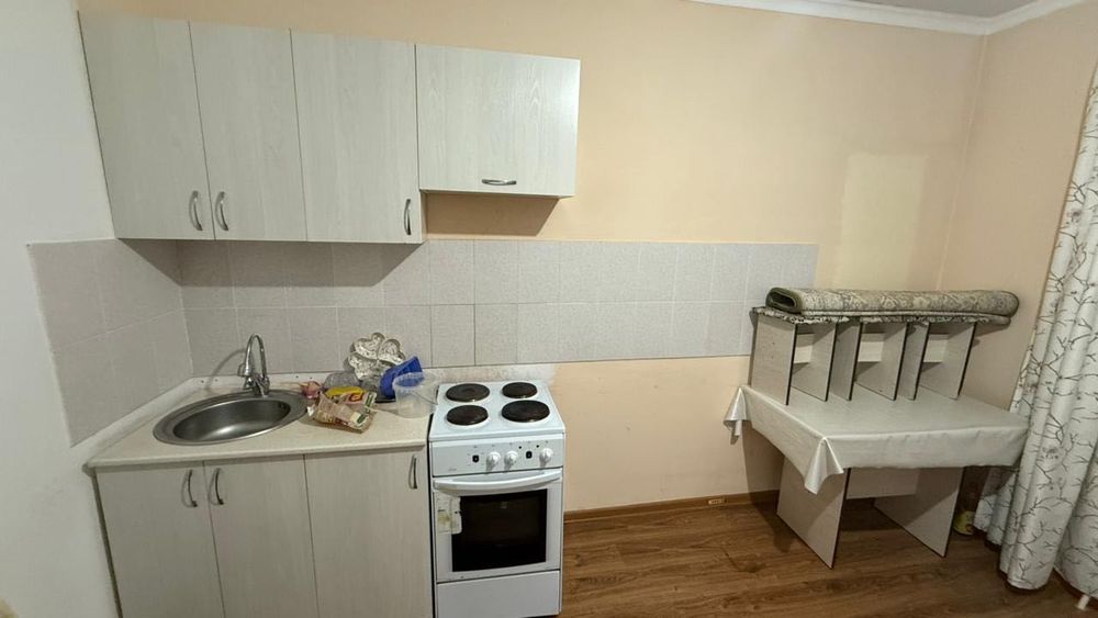 Стол, стулья, шифоньер, шторы,