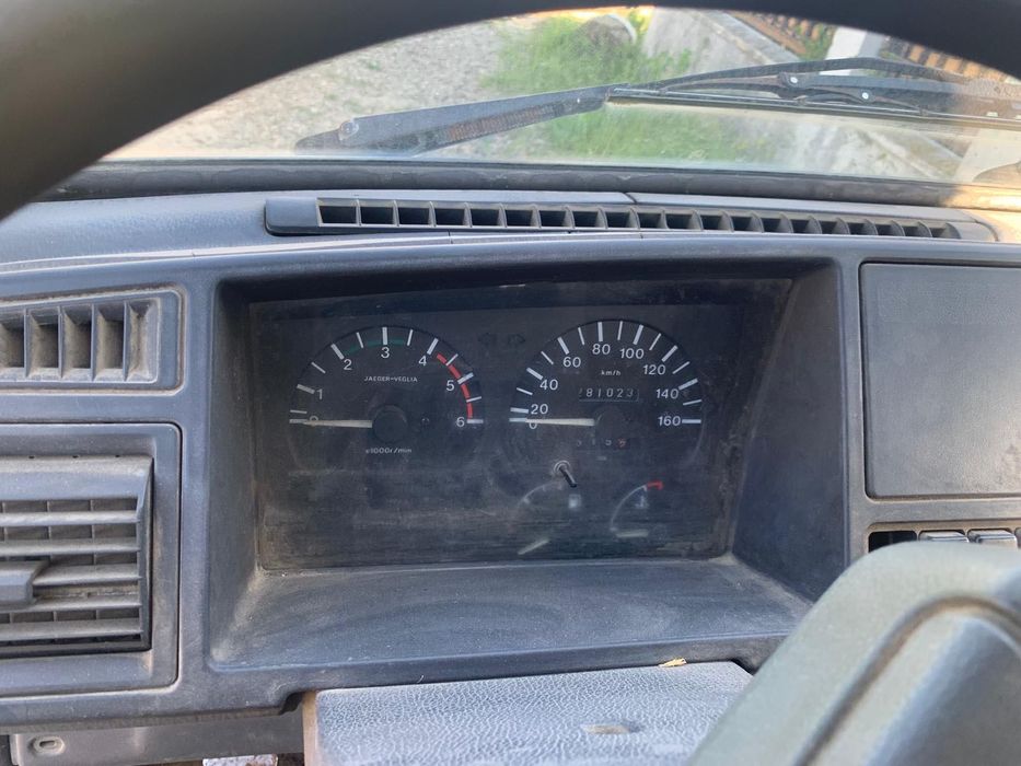 Autoutilitară basculantă Nissan Trade 30