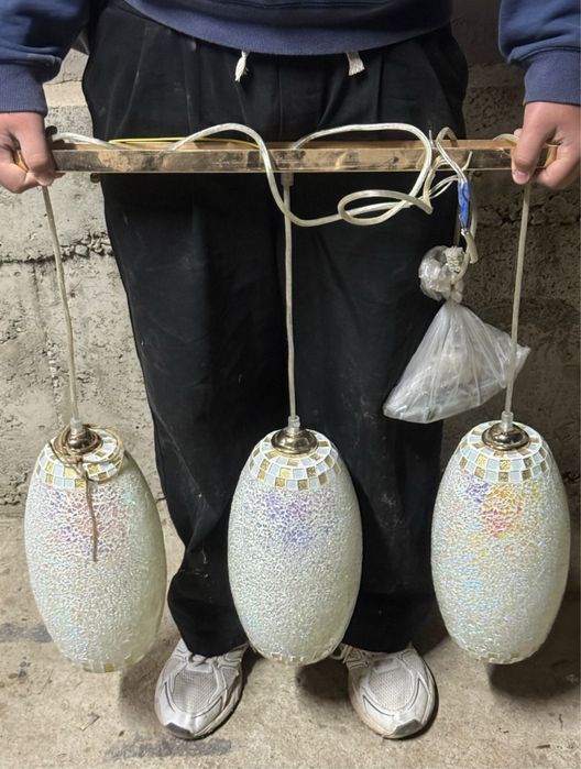 Продам люстру с тремя плафонами новая