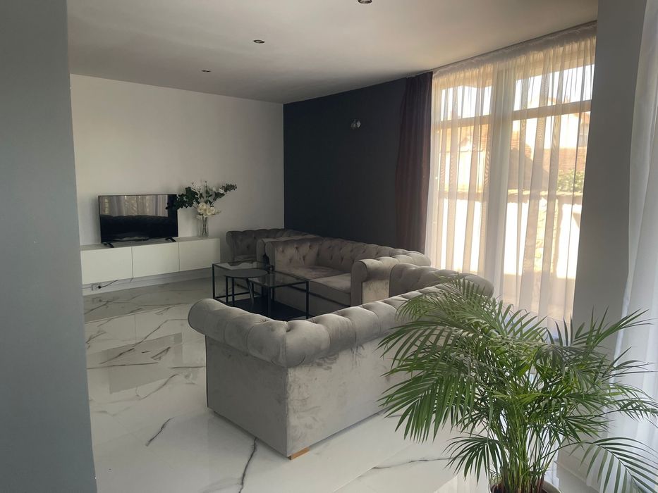 Proprietar, inchiriez apartament la vila