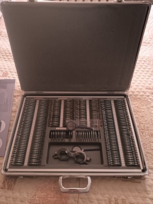 Оптометрисеский чемодан для проверки зрения