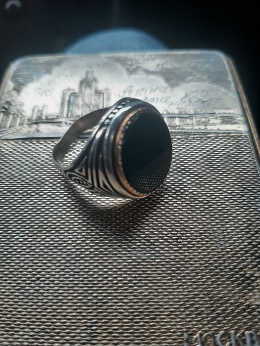 Перстень мужской с камням