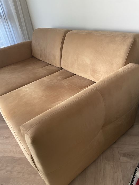 Диван с местещи се облегалки