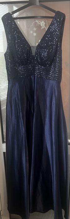Официална рокля в тъмно синьо