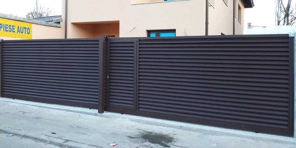 Construim porți din lamele la comanda clientului din șipcă metalică din plasă bordurată porți din tablă cutată porți orice model de poartă doriți dumn