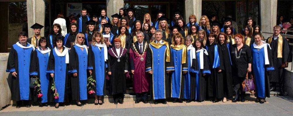 Академични шапки, тоги и шалове за дипломиране Комплект тога и шапка