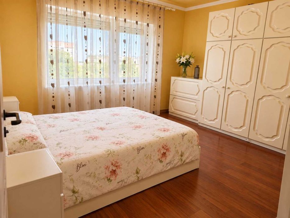 Închiriez apartament cu 3 camere în Micro17.