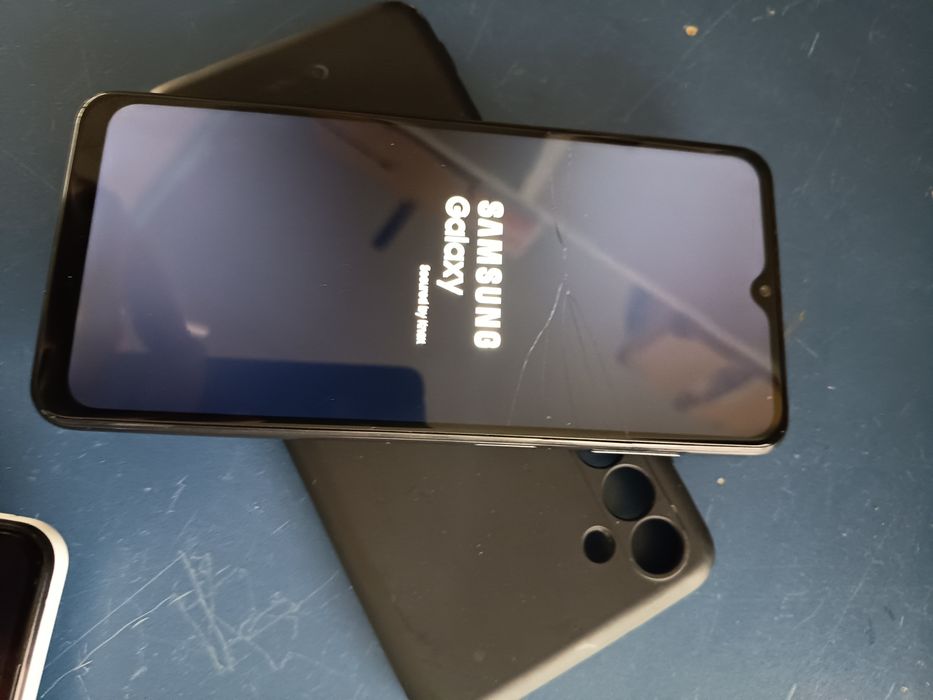 Vând  2 telefoane Samsung, A04