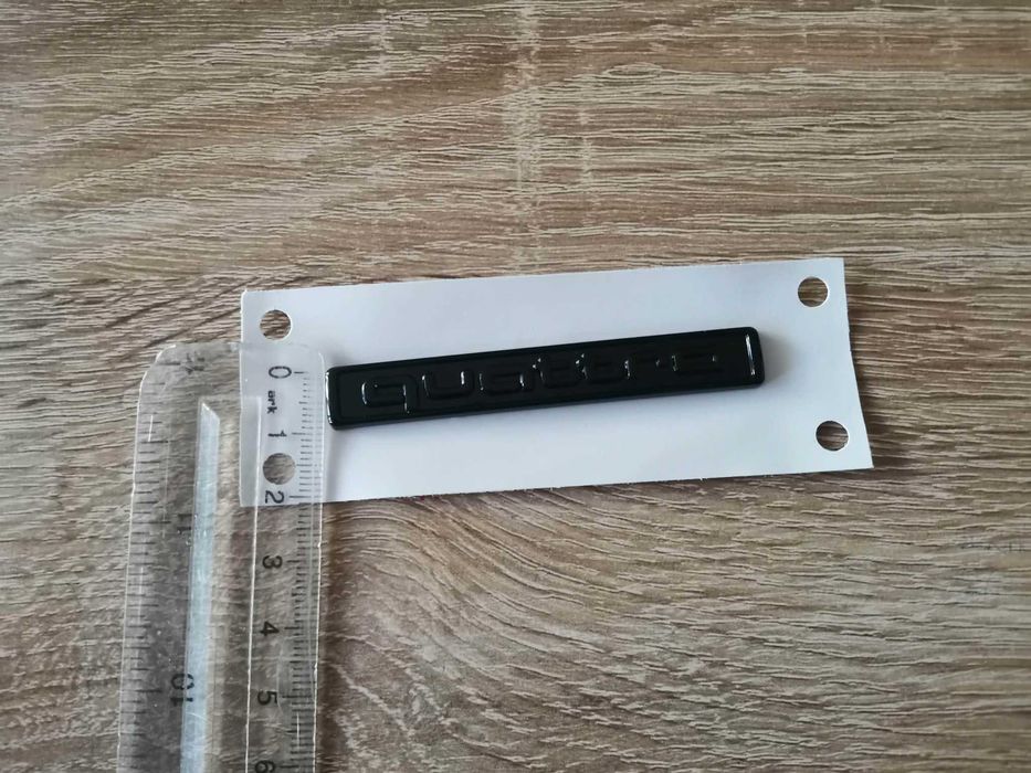 Audi Quattro черен гланц малък размер емблема